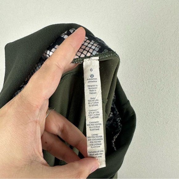 Lululemon Fatigue Gator Green Snakeprint Sunset Salutation Crop Leggings Size 6 - Picture 5 of 5